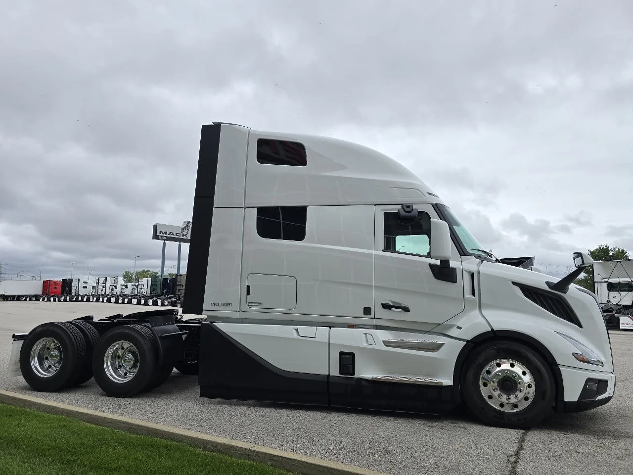 2026 Volvo VNL 860 in Toledo, OH — photo 3