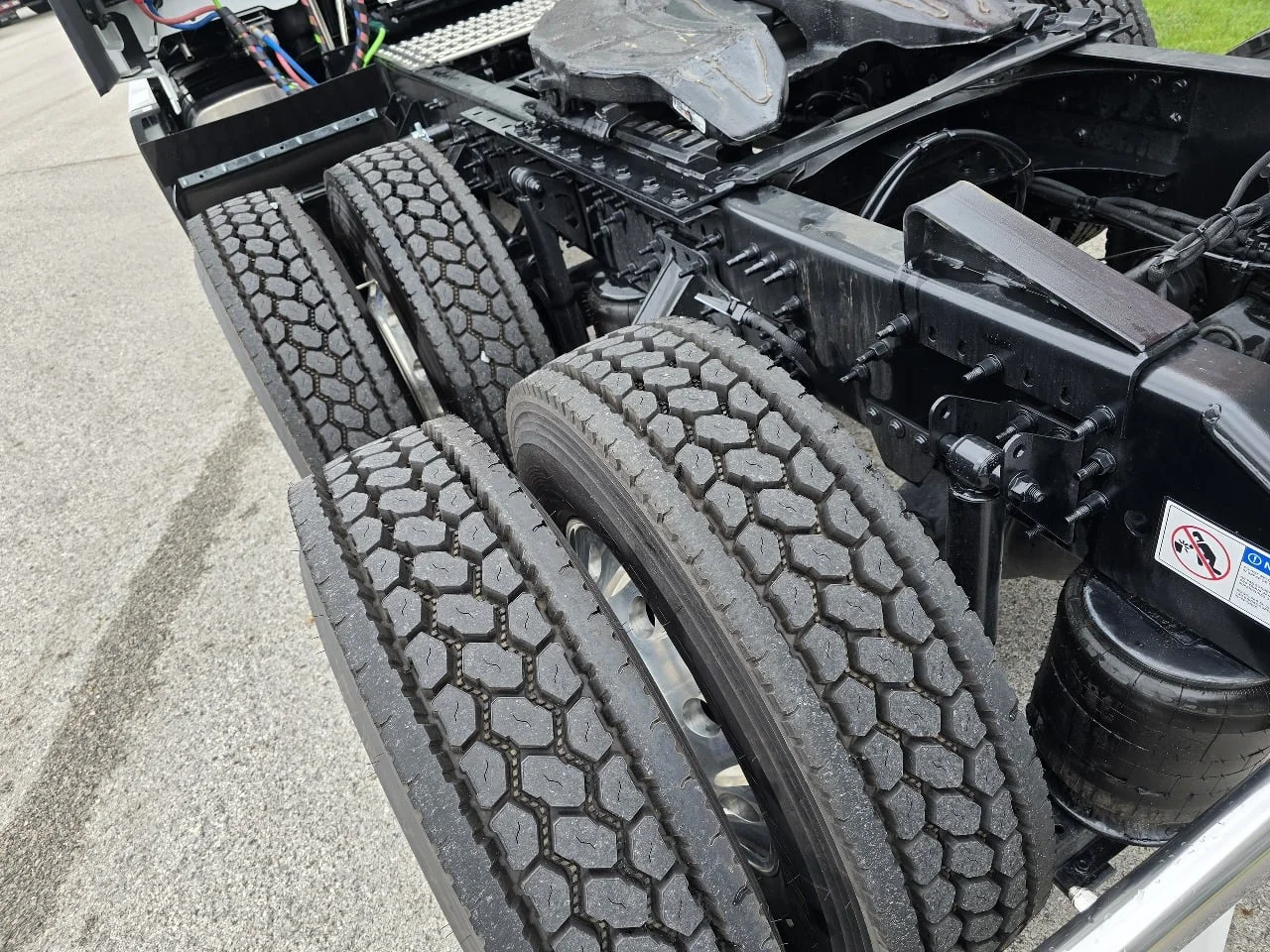 2026 Volvo VNL 860 in Toledo, OH — photo 4