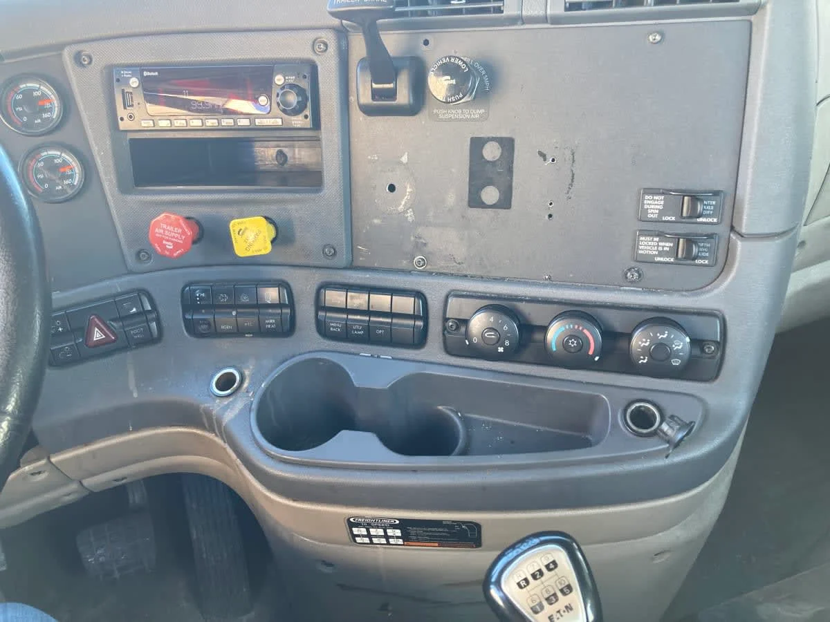 2016 Freightliner Cascadia - image 12