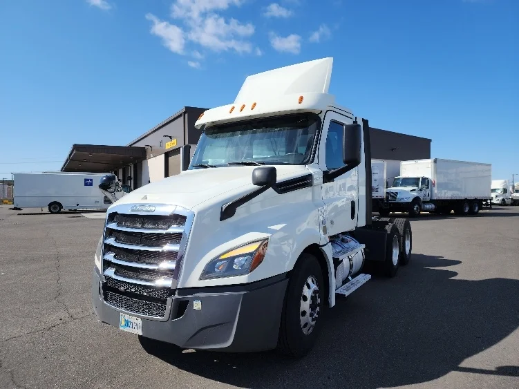 2020 Freightliner Cascadia in Linden, NJ — photo 3
