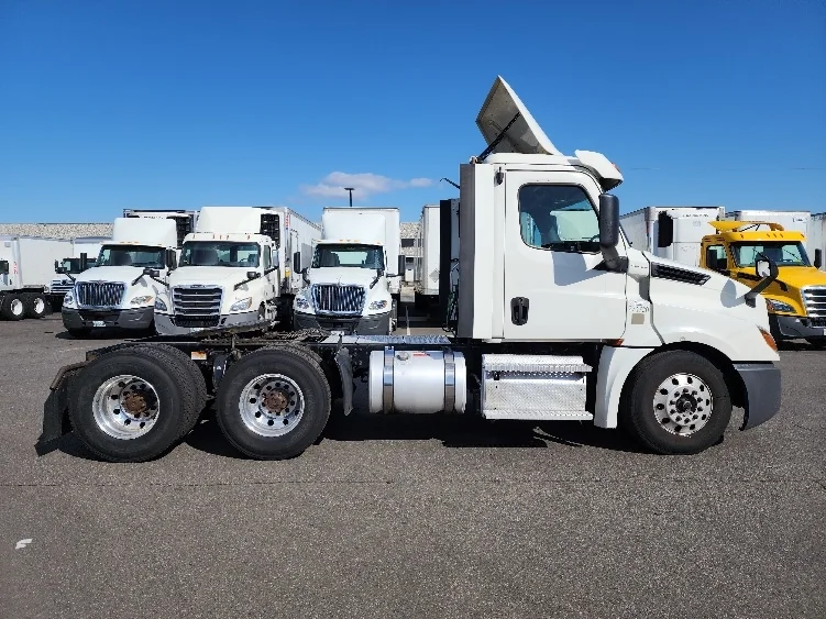 2020 Freightliner Cascadia in Linden, NJ — photo 8