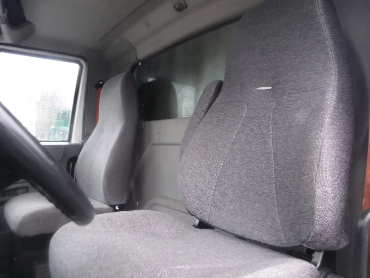 2017 International 4300 - image 14