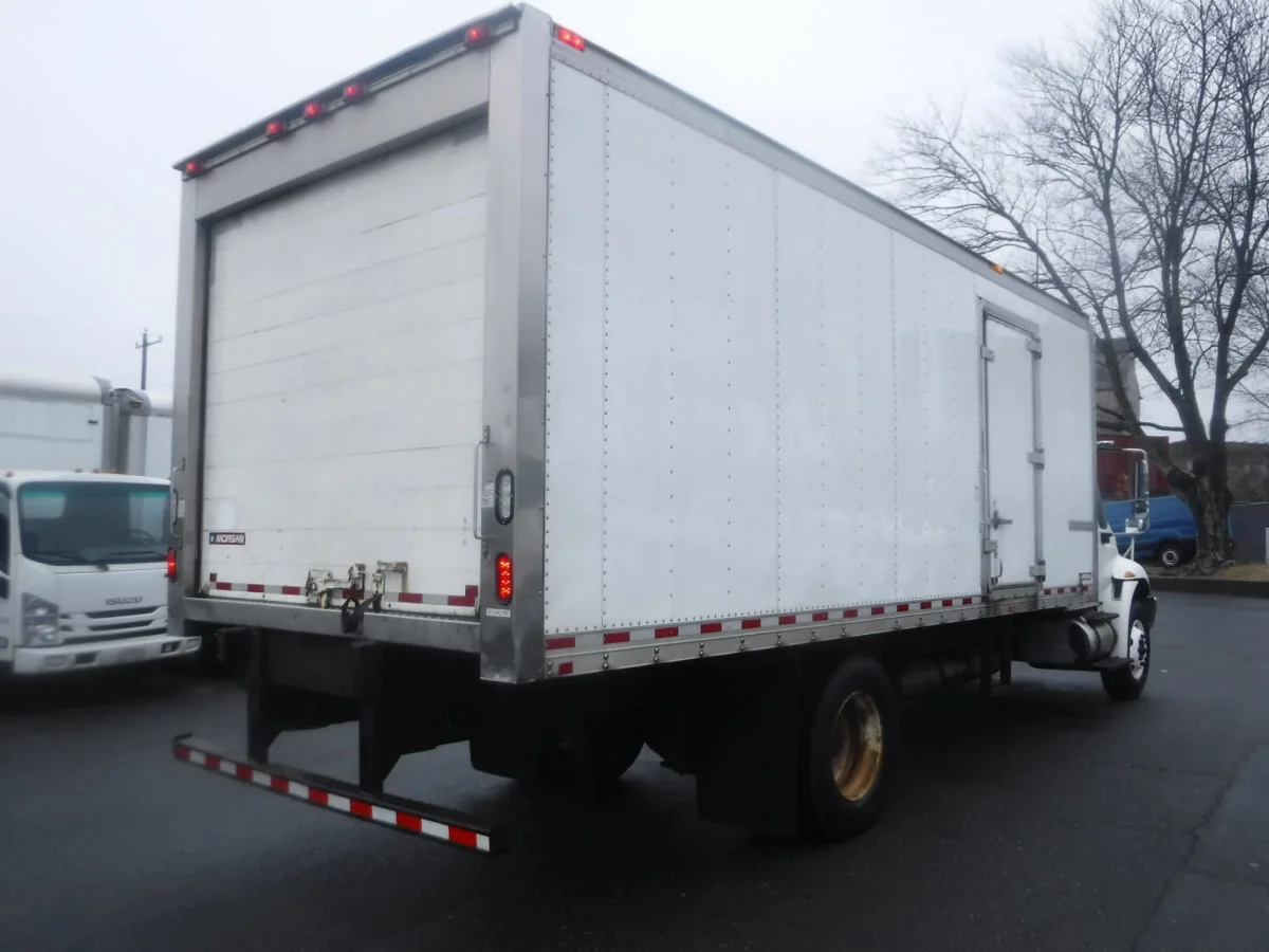 2017 International 4300 - image 4