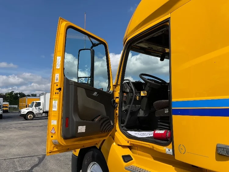 2022 Volvo VNL 760 - image 9