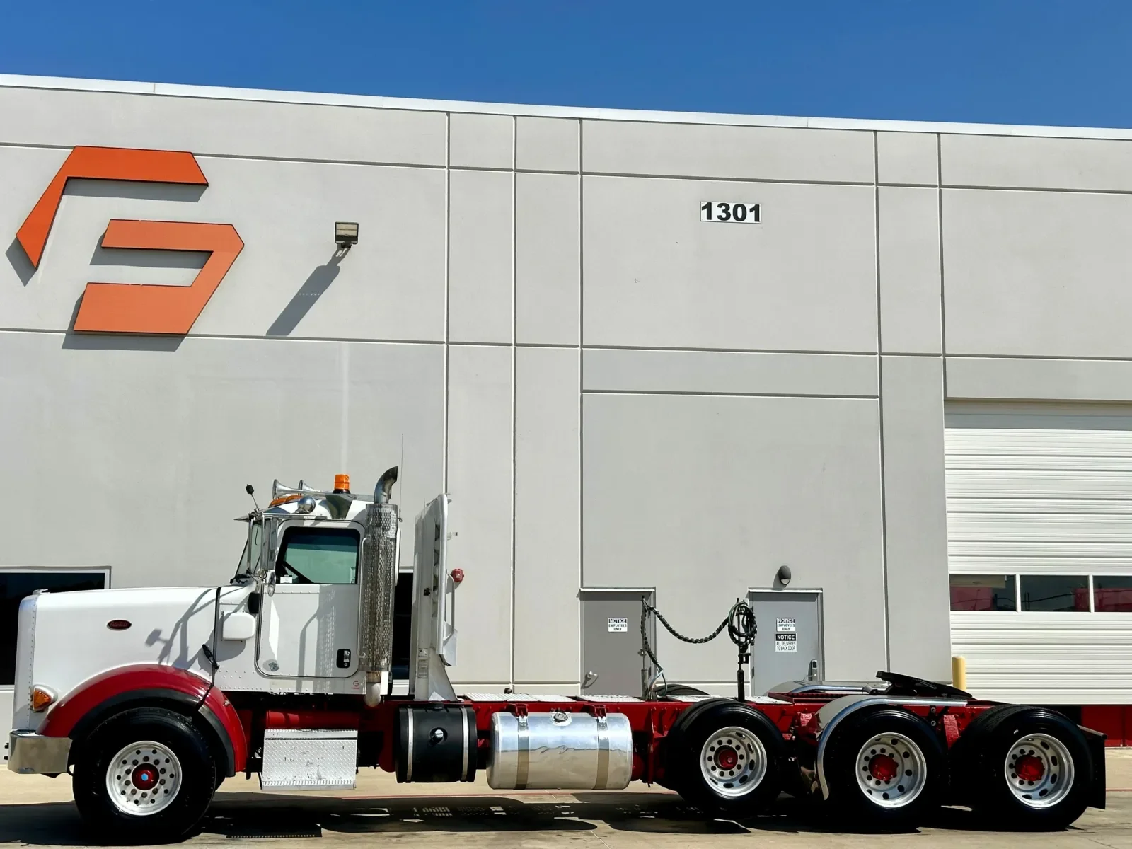 2012 Peterbilt 367 in Hutchins, TX — photo 4