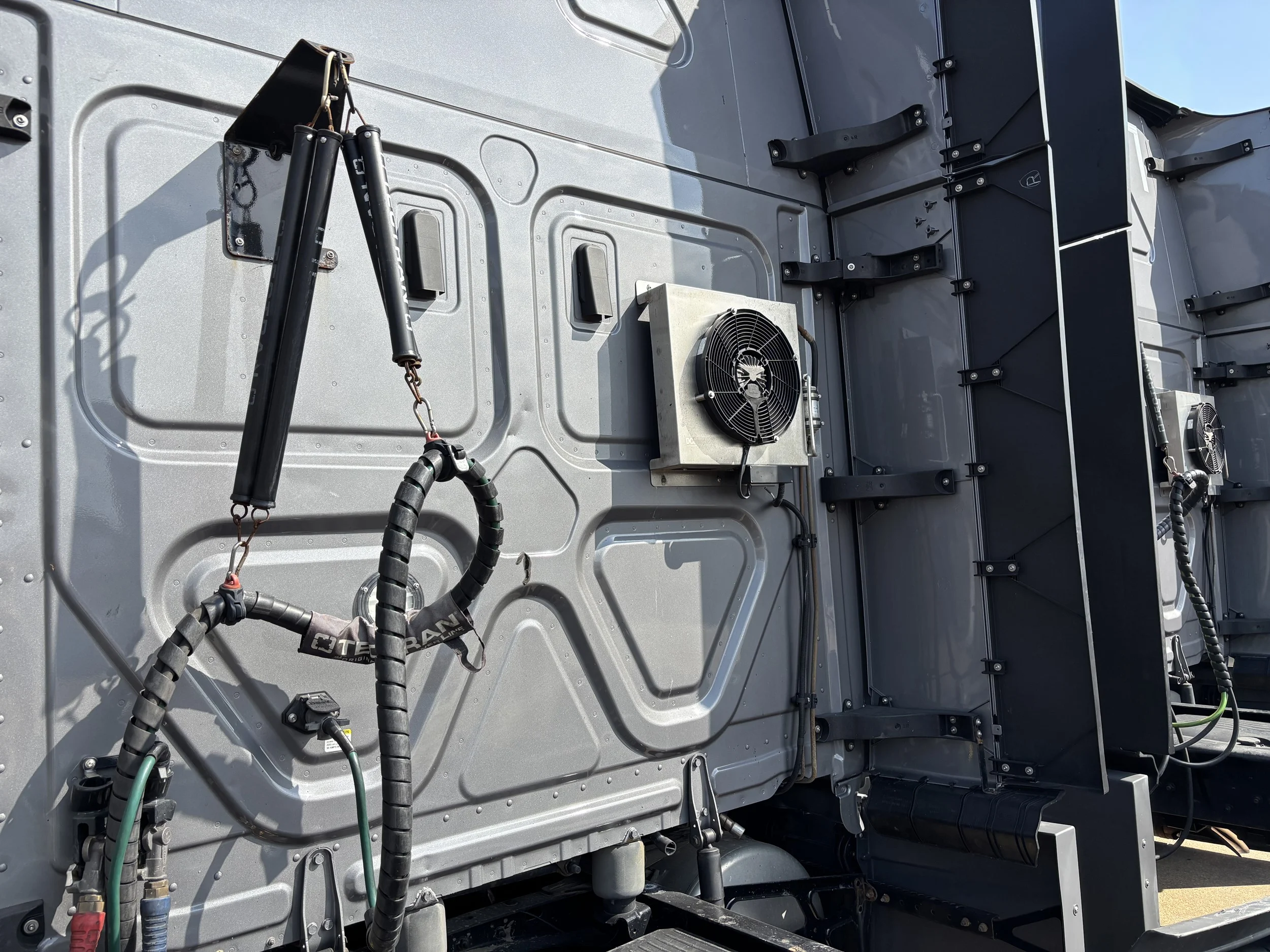 2022 Freightliner Cascadia — photo 2