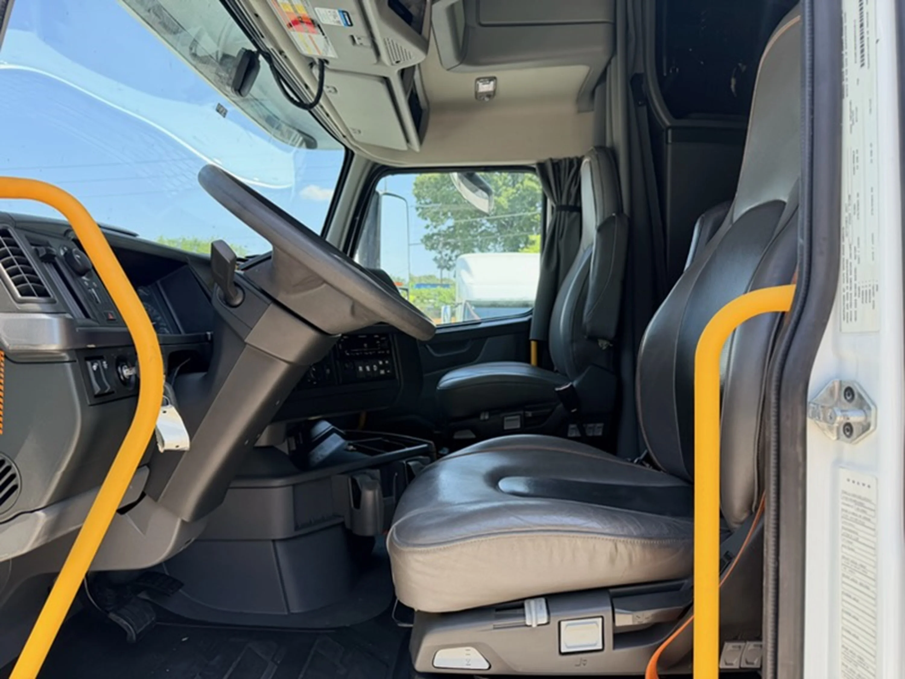2024 Volvo VNL 860 - image 8