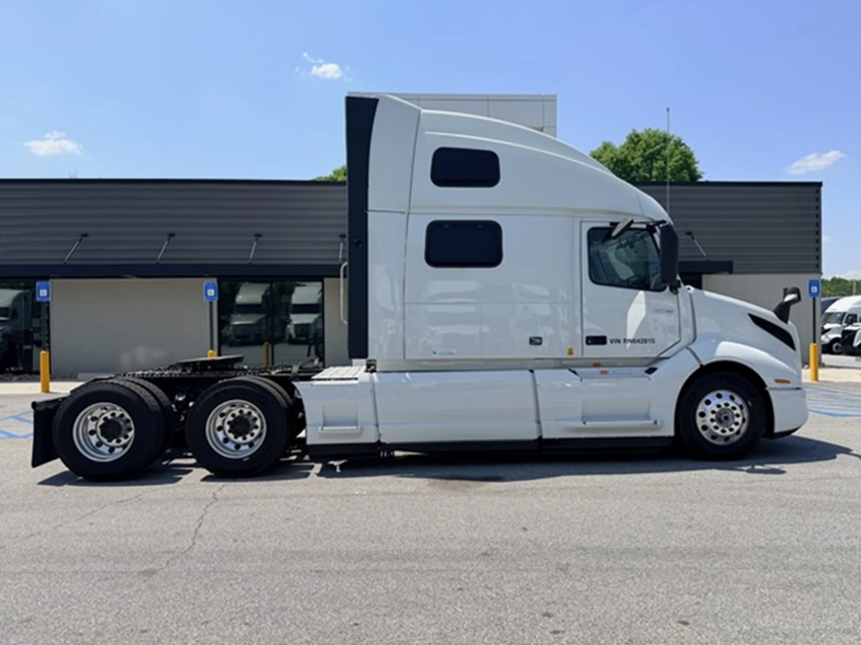2024 Volvo VNL 860 - image 2