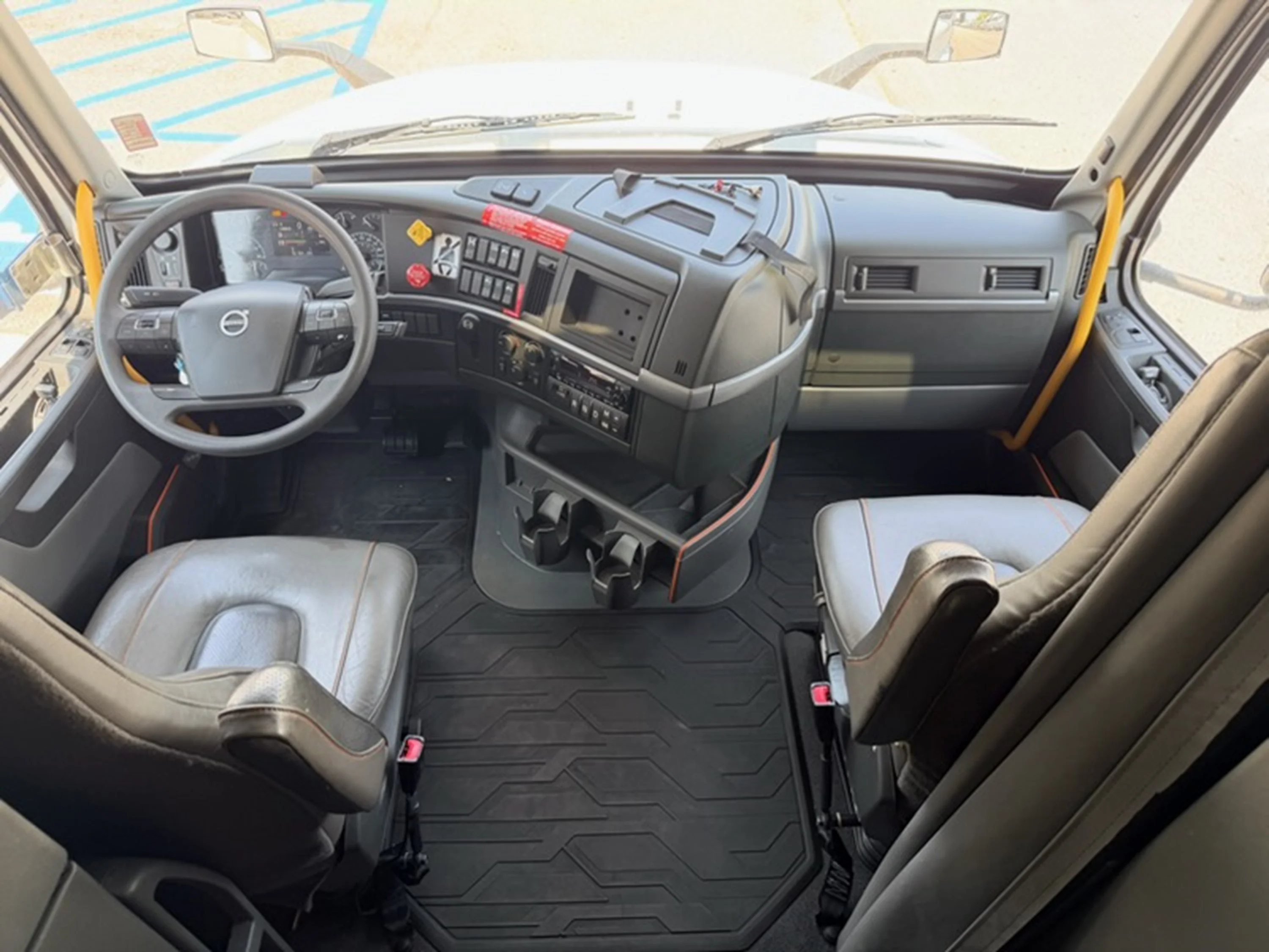 2024 Volvo VNL 860 - image 11