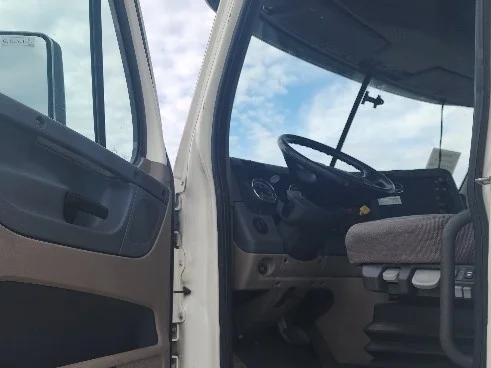 2018 Freightliner Cascadia - image 9