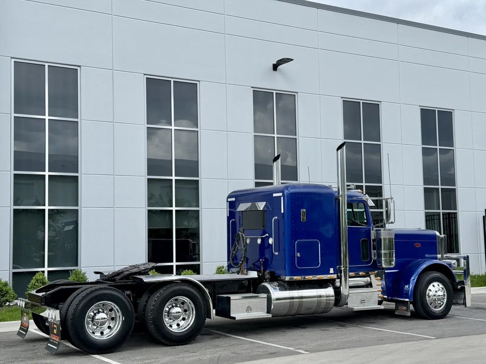 2016 Peterbilt 389 in New Lenox, IL — photo 5