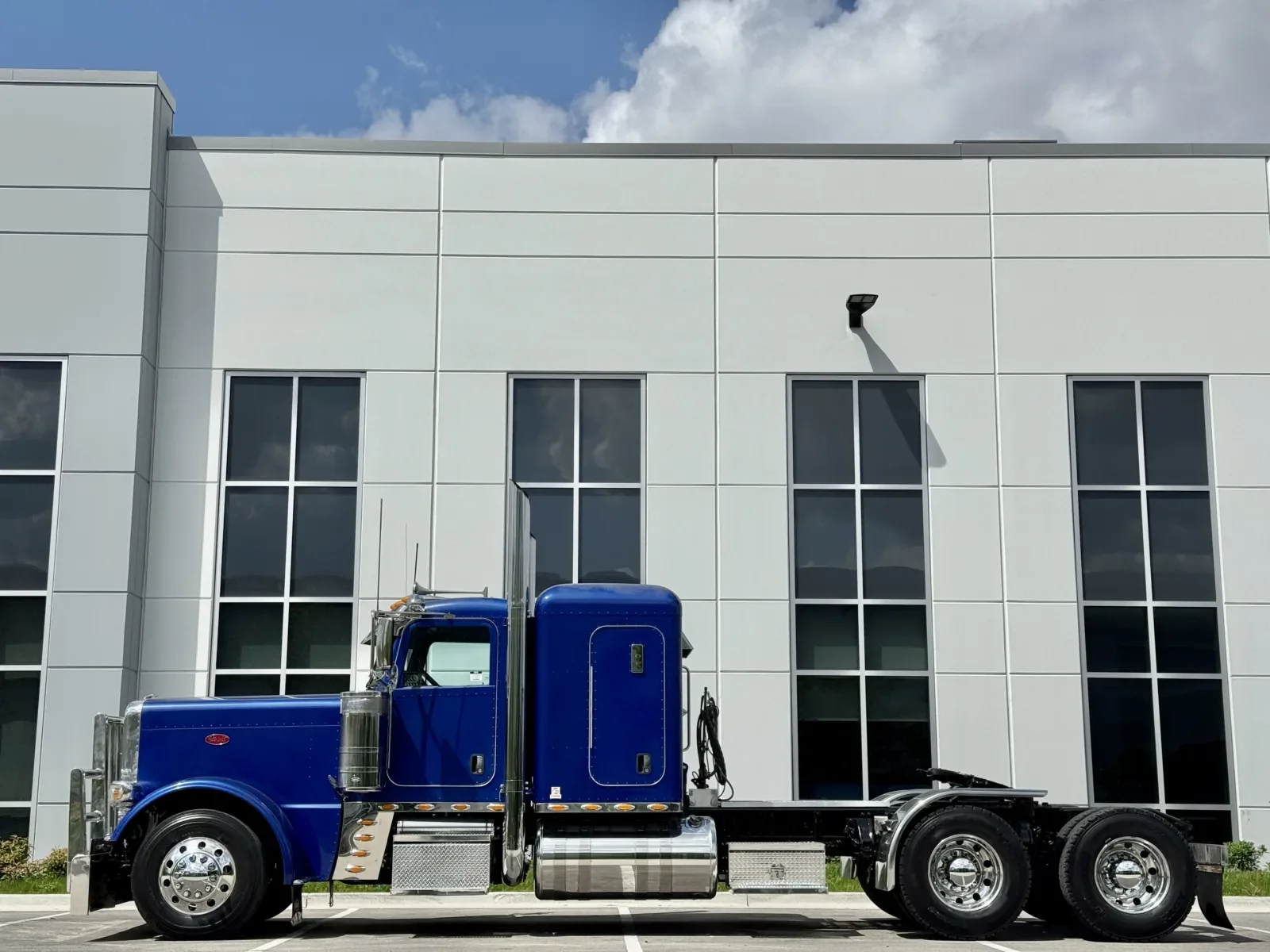 2016 Peterbilt 389 in New Lenox, IL — photo 4