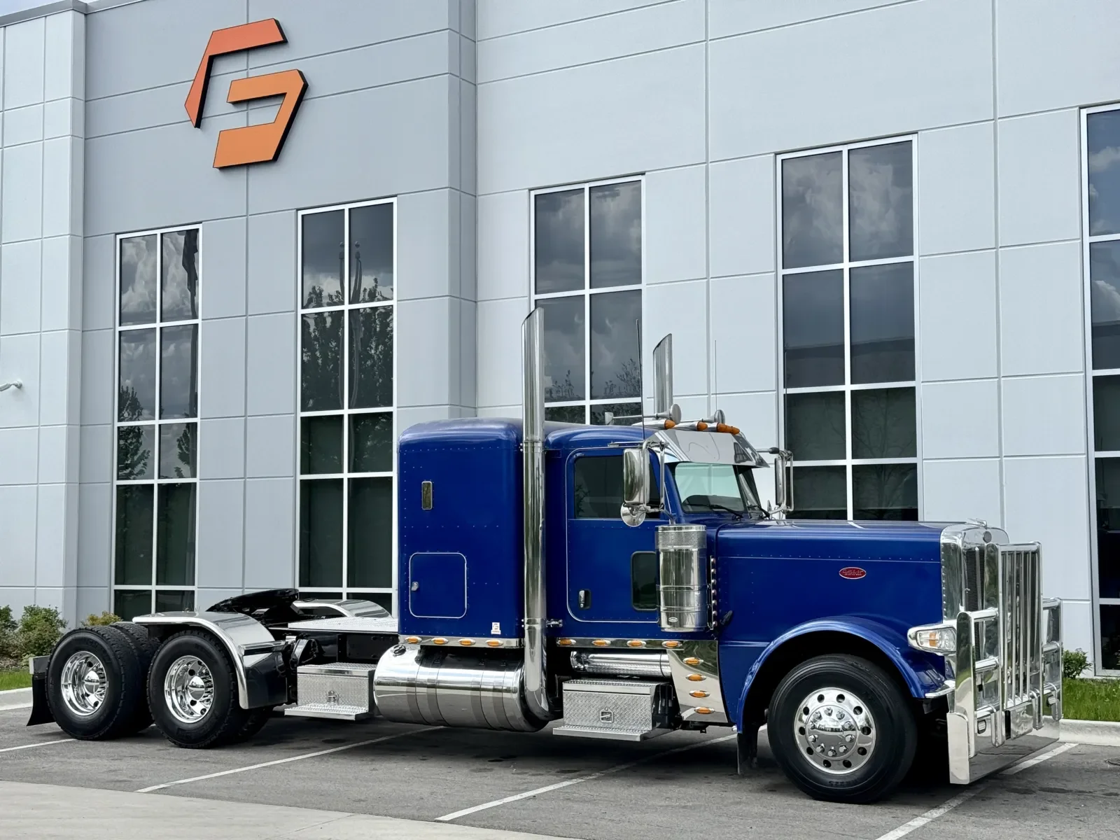 2016 Peterbilt 389 in New Lenox, IL — photo 2