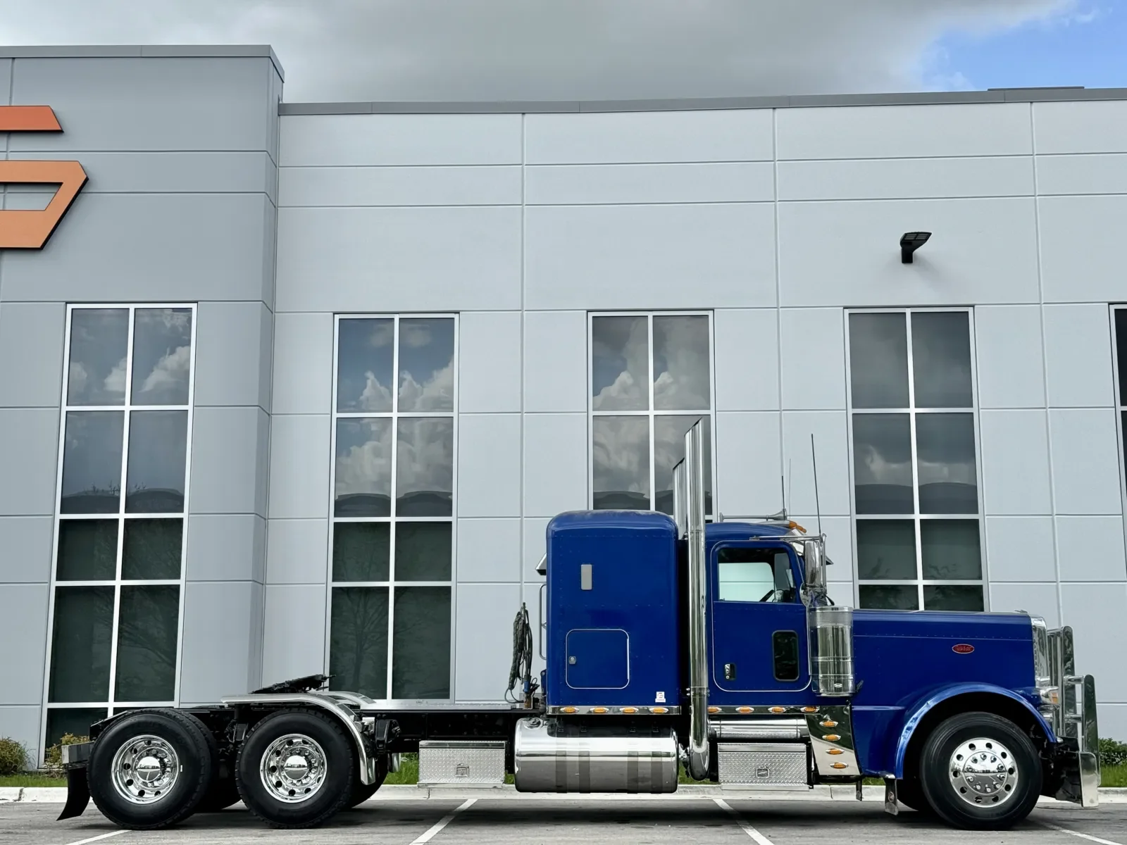2016 Peterbilt 389 in New Lenox, IL — photo 3