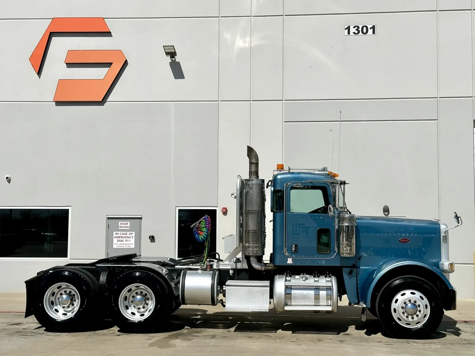 2009 Peterbilt 388 in Hutchins, TX — photo 3