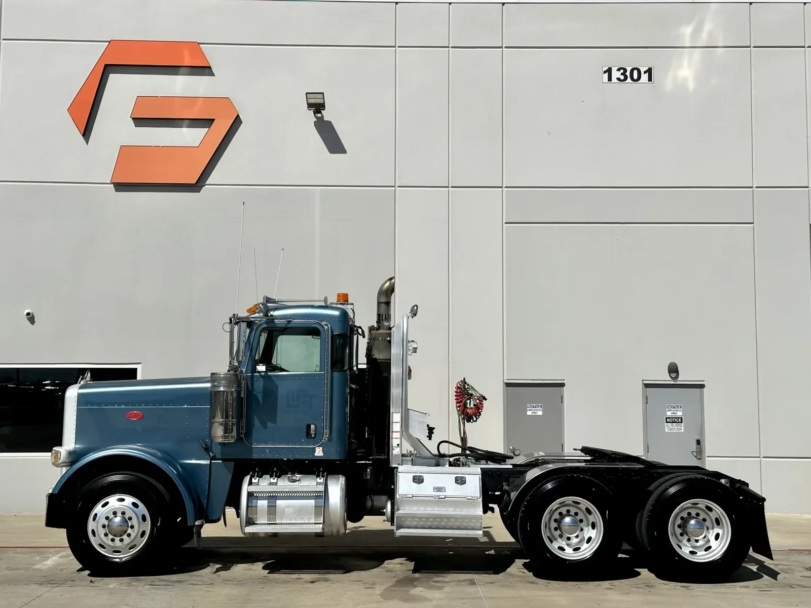 2009 Peterbilt 388 in Hutchins, TX — photo 4