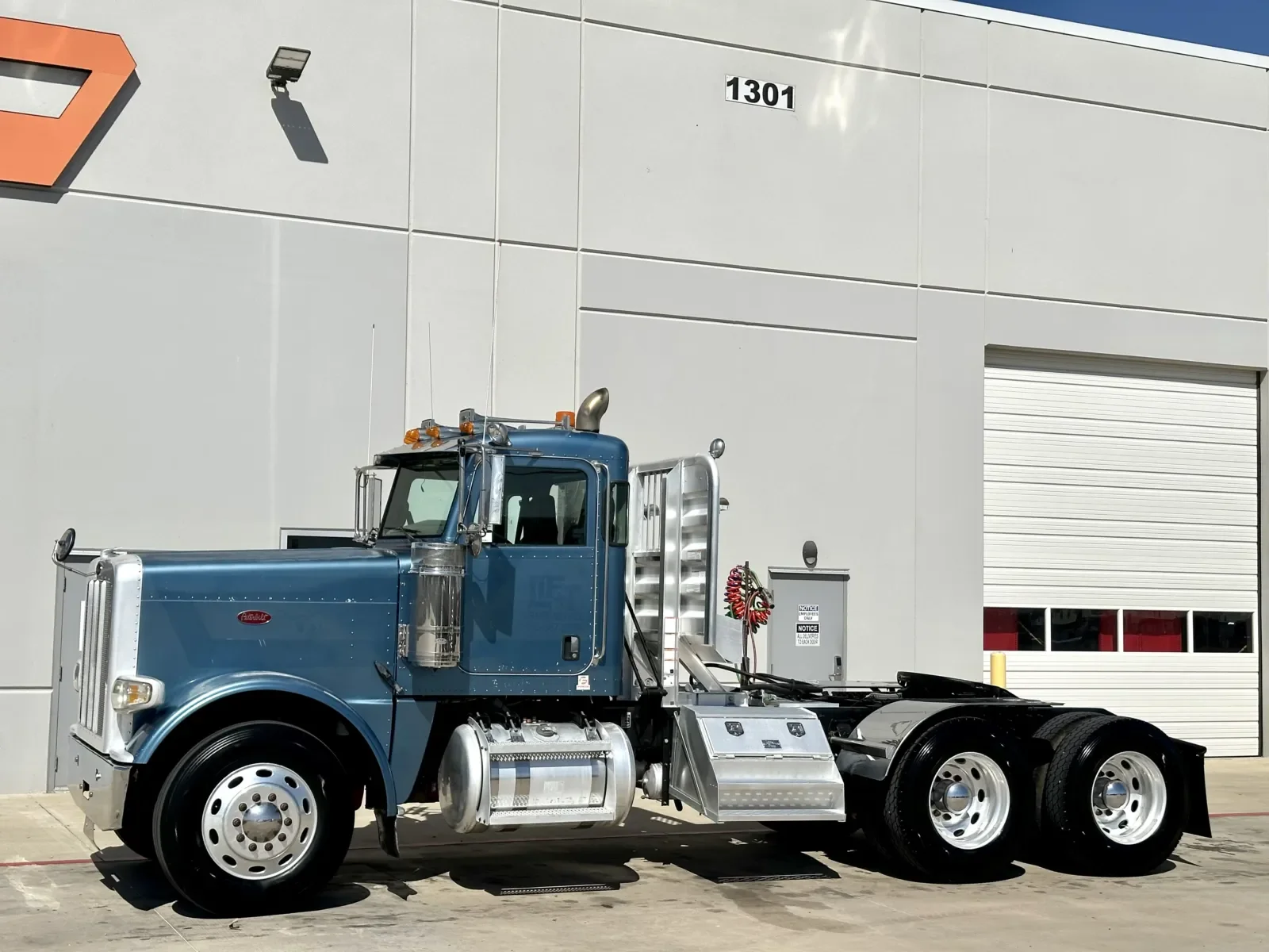 2009 Peterbilt 388 in Hutchins, TX — photo 2