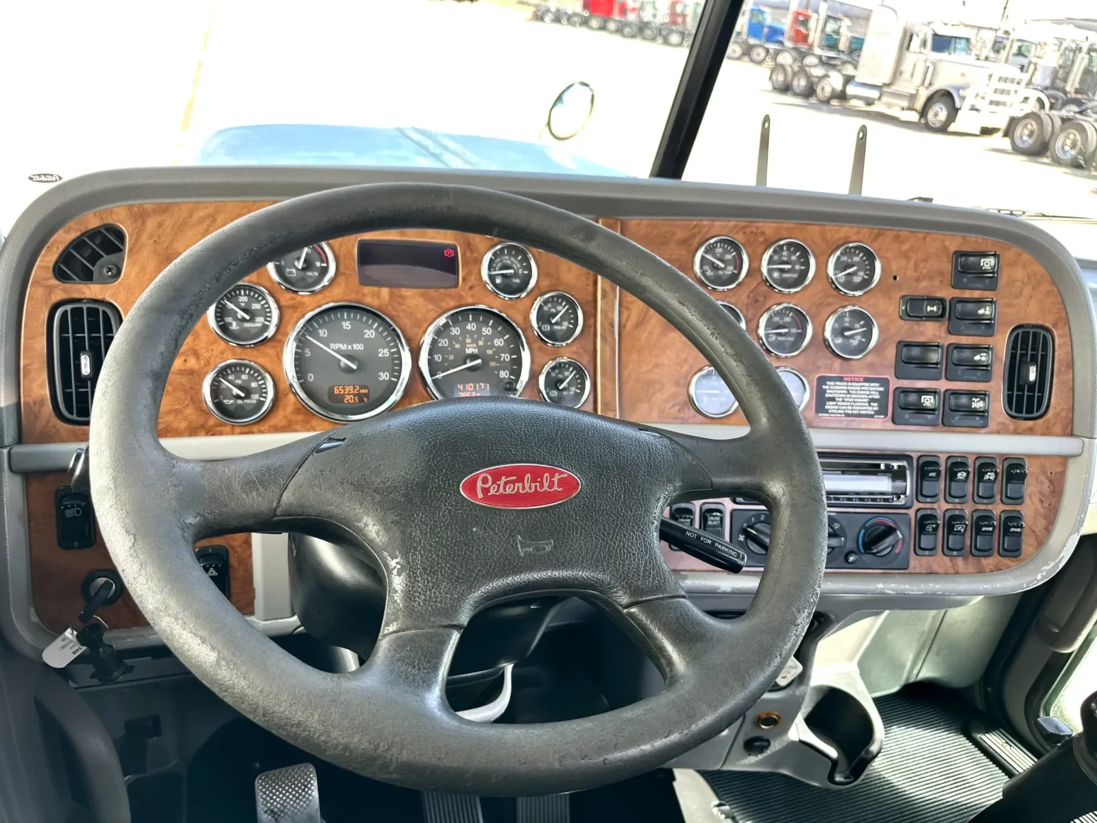 2009 Peterbilt 388 in Hutchins, TX — photo 16