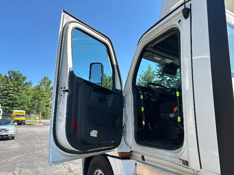 2023 Freightliner Cascadia in Jessup, PA — photo 9