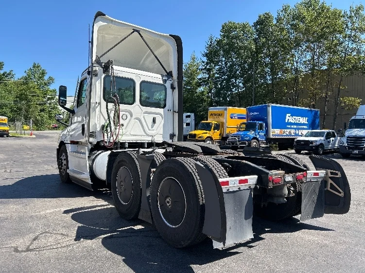 2023 Freightliner Cascadia in Jessup, PA — photo 5