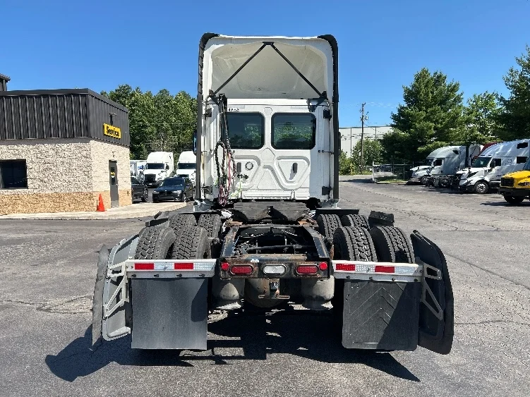 2023 Freightliner Cascadia in Jessup, PA — photo 6
