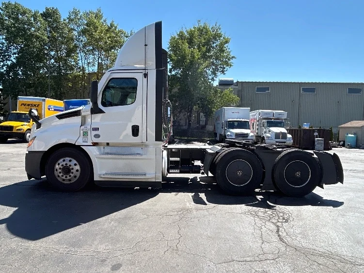 2023 Freightliner Cascadia in Jessup, PA — photo 4