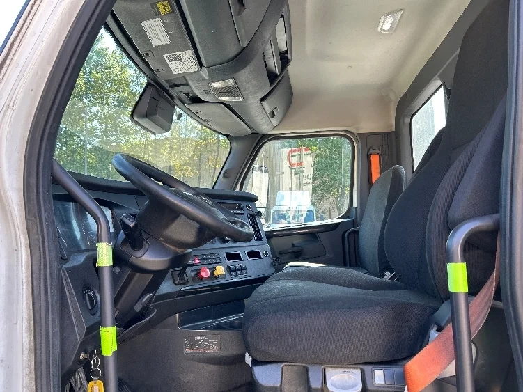 2023 Freightliner Cascadia in Jessup, PA — photo 10