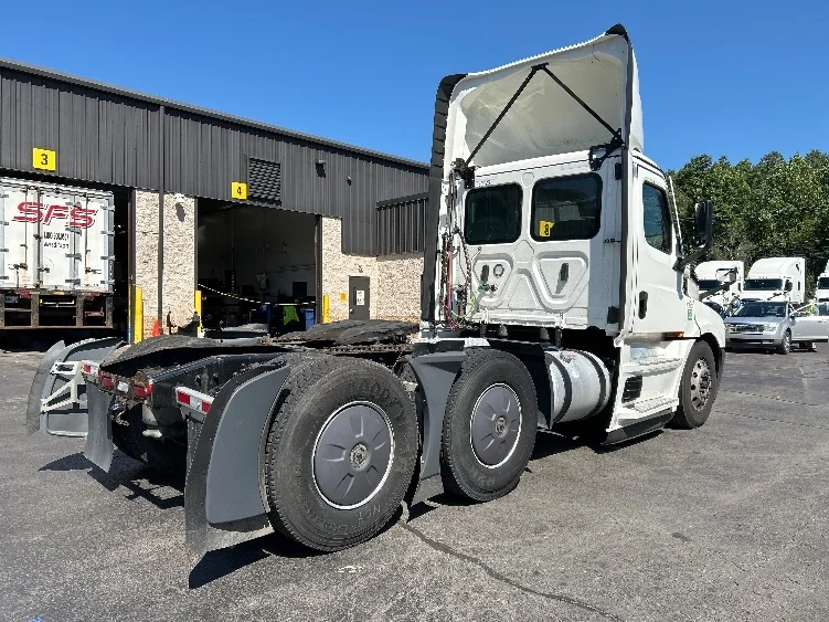 2023 Freightliner Cascadia in Jessup, PA — photo 7