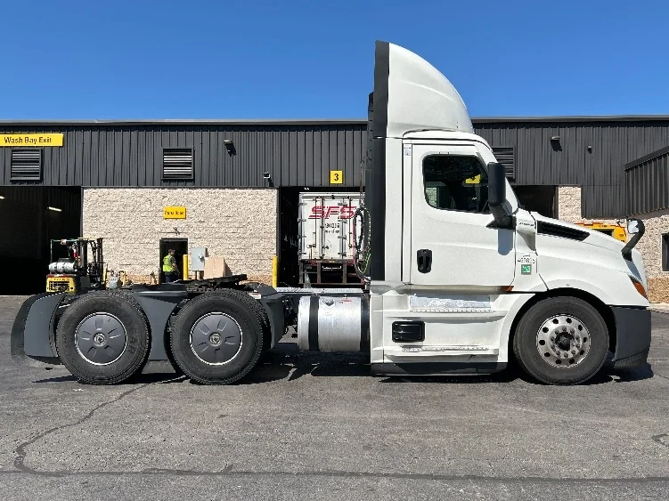 2023 Freightliner Cascadia in Jessup, PA — photo 8