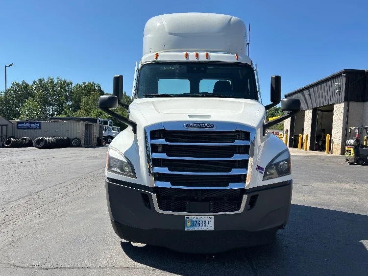 2023 Freightliner Cascadia in Jessup, PA — photo 2