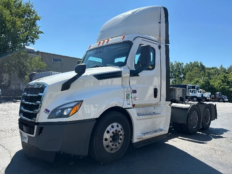 2023 Freightliner Cascadia in Jessup, PA — photo 3