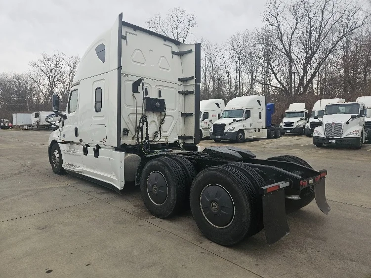 2020 Freightliner Cascadia - image 5