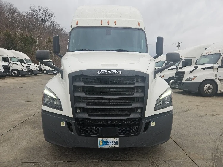 2020 Freightliner Cascadia - image 2