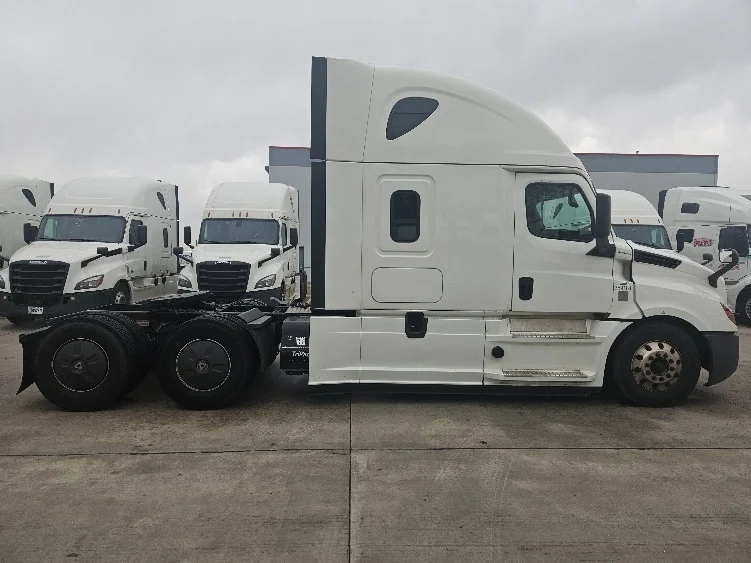 2020 Freightliner Cascadia - image 8