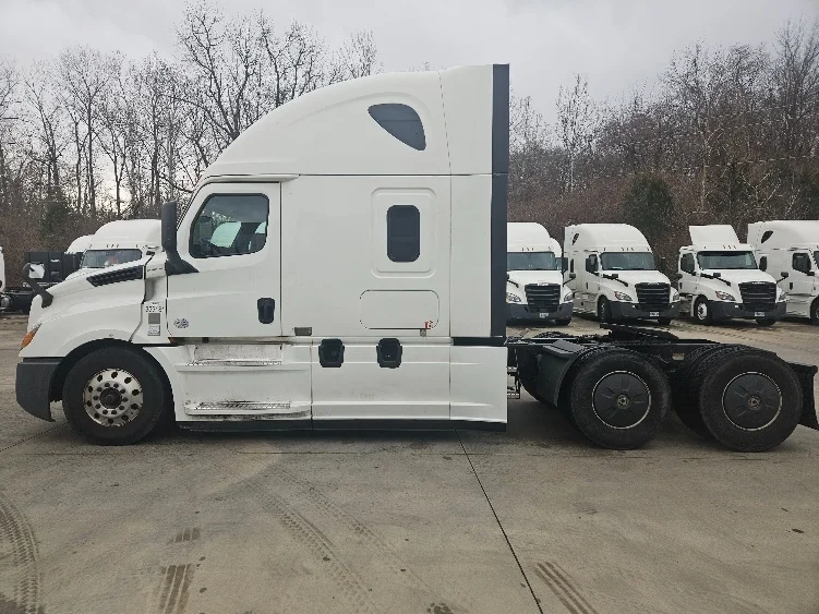 2020 Freightliner Cascadia - image 4