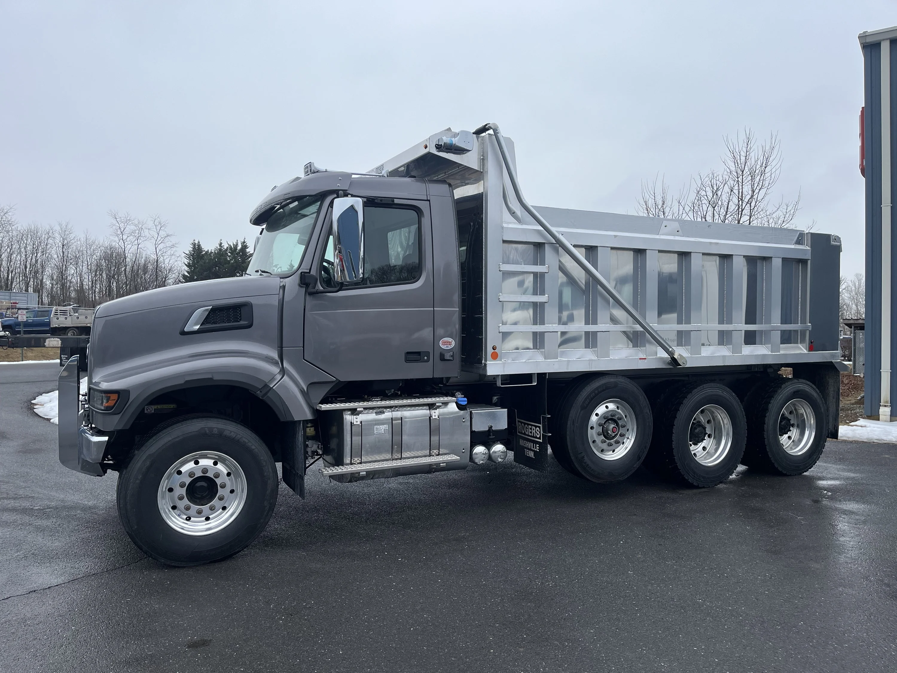 2026 Volvo VHD 300 in Hagerstown, MD — photo 8