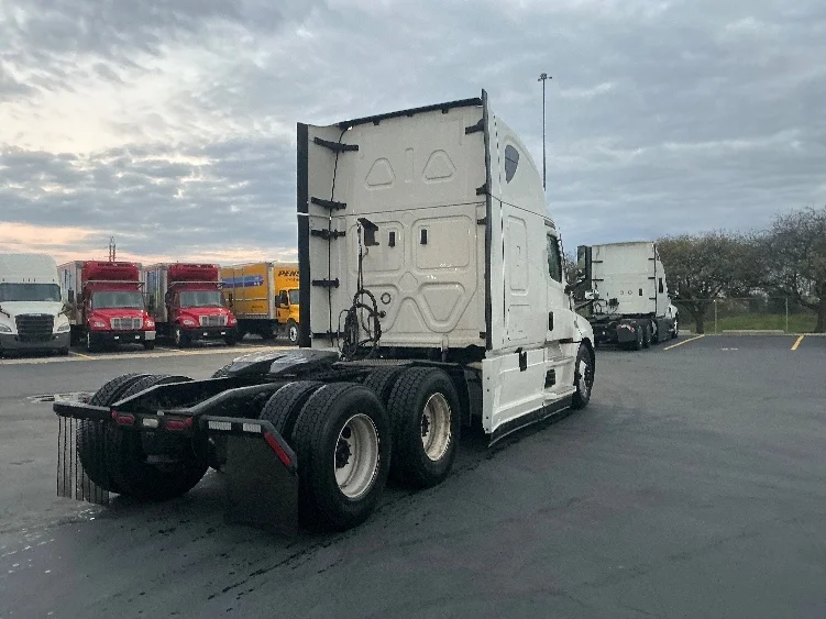 2022 Freightliner Cascadia - image 7