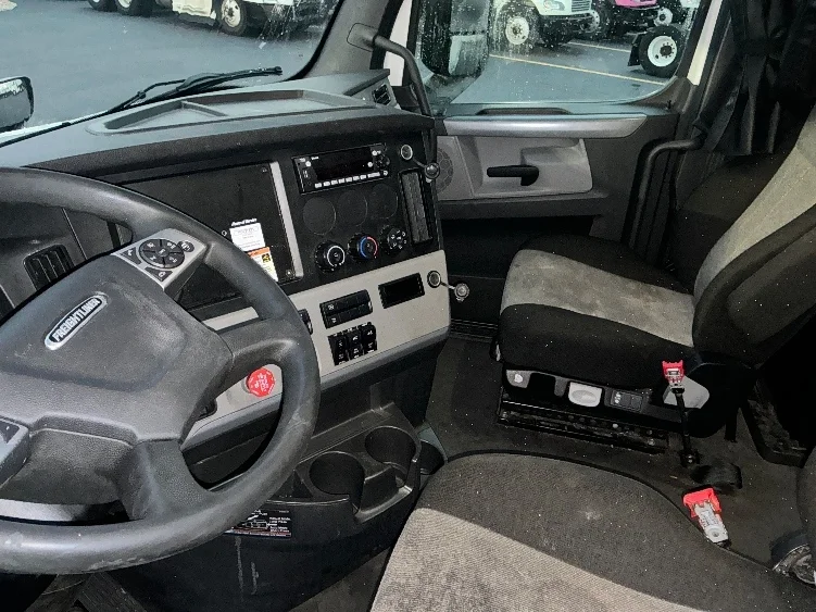 2022 Freightliner Cascadia - image 10