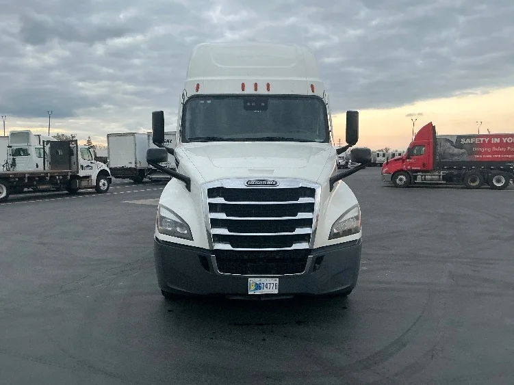 2022 Freightliner Cascadia - image 2