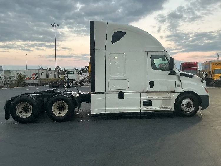 2022 Freightliner Cascadia - image 8