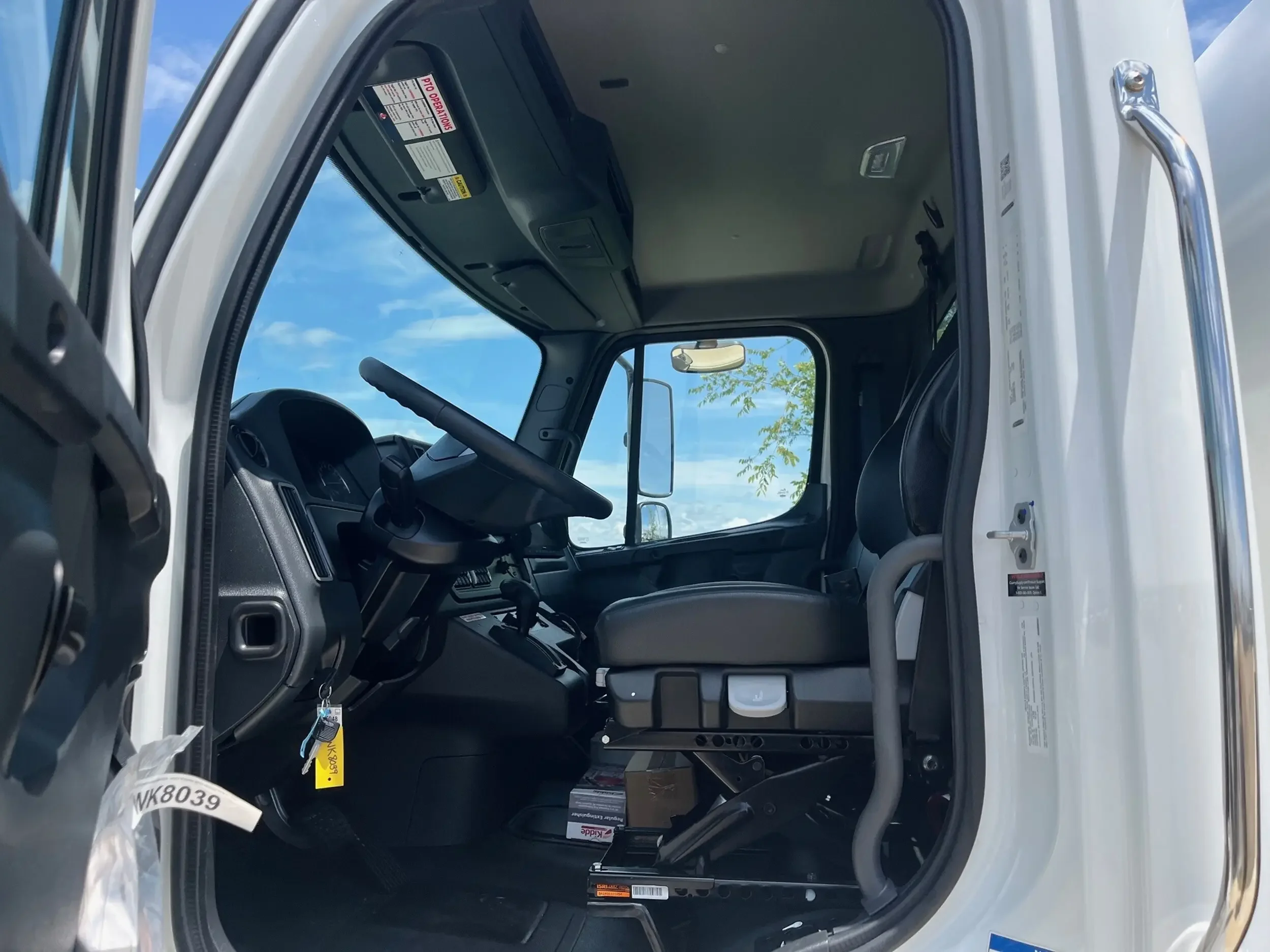 2026 Freightliner M2 106 - image 9