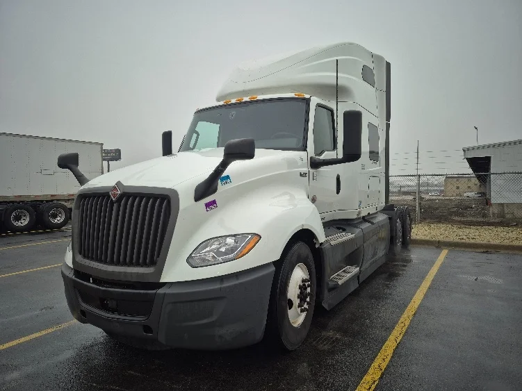 2023 International LT - image 3