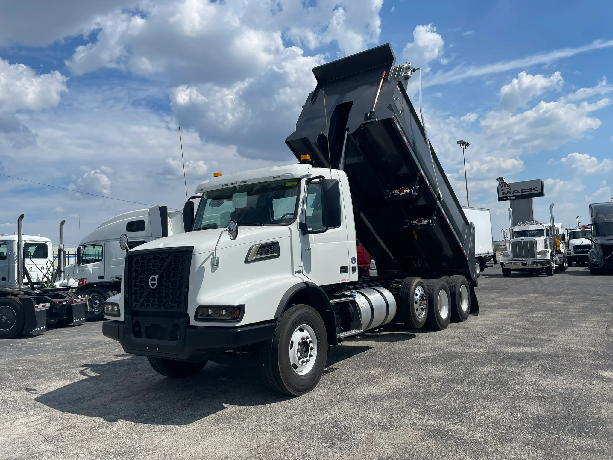 2025 Volvo VHD 300 in Fort Worth, TX — photo 13