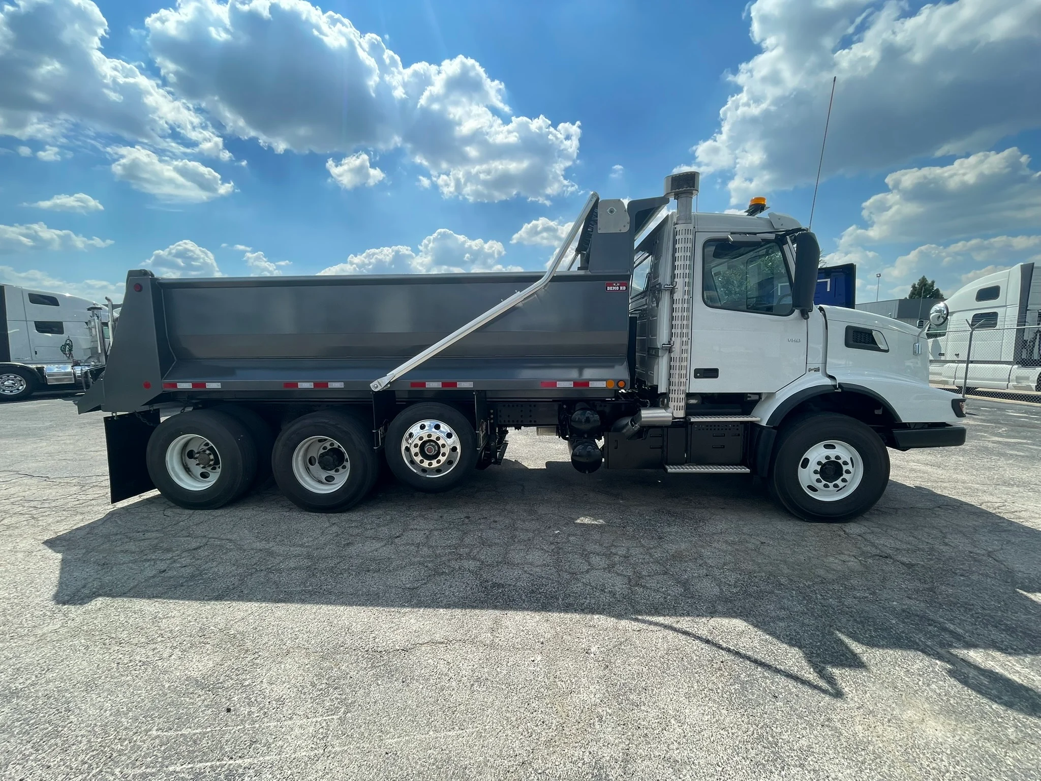 2025 Volvo VHD 300 in Fort Worth, TX — photo 4