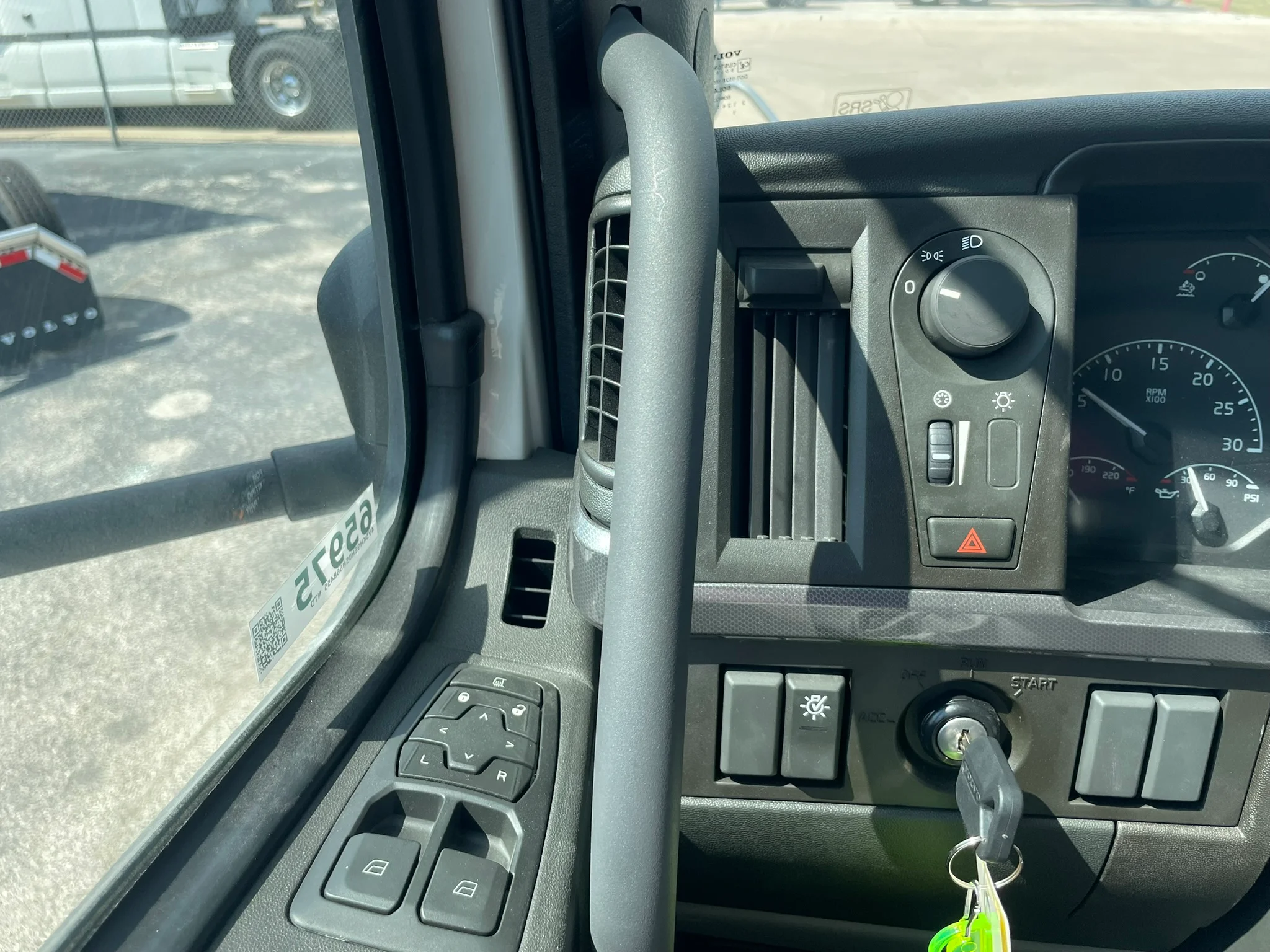 2025 Volvo VHD 300 in Fort Worth, TX — photo 23