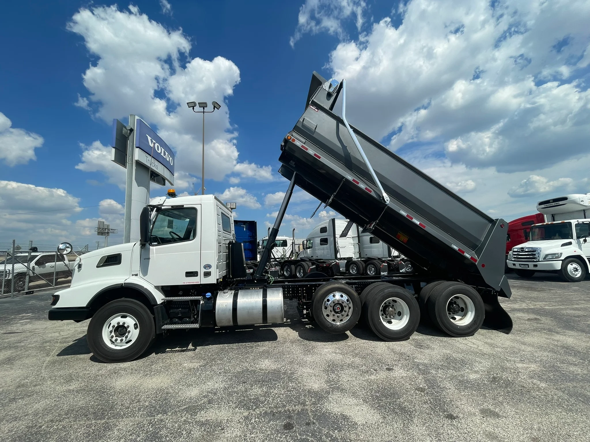 2025 Volvo VHD 300 in Fort Worth, TX — photo 14