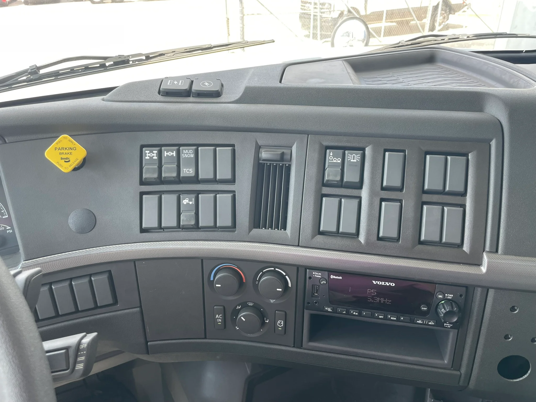 2025 Volvo VHD 300 in Fort Worth, TX — photo 19