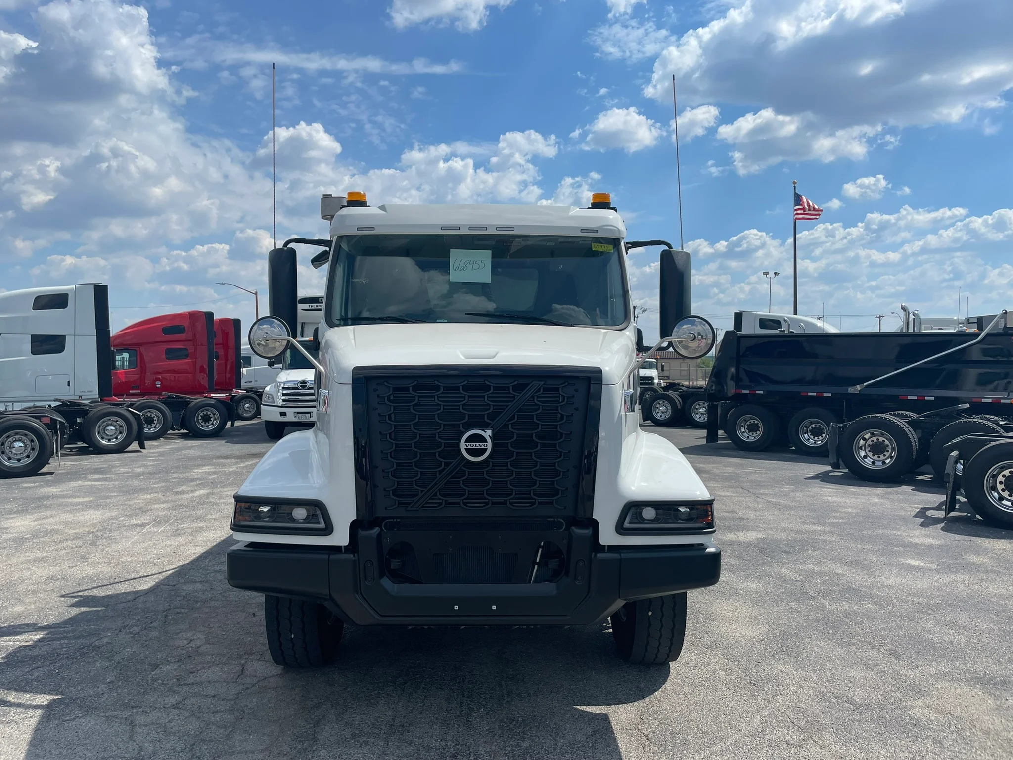 2025 Volvo VHD 300 in Fort Worth, TX — photo 2