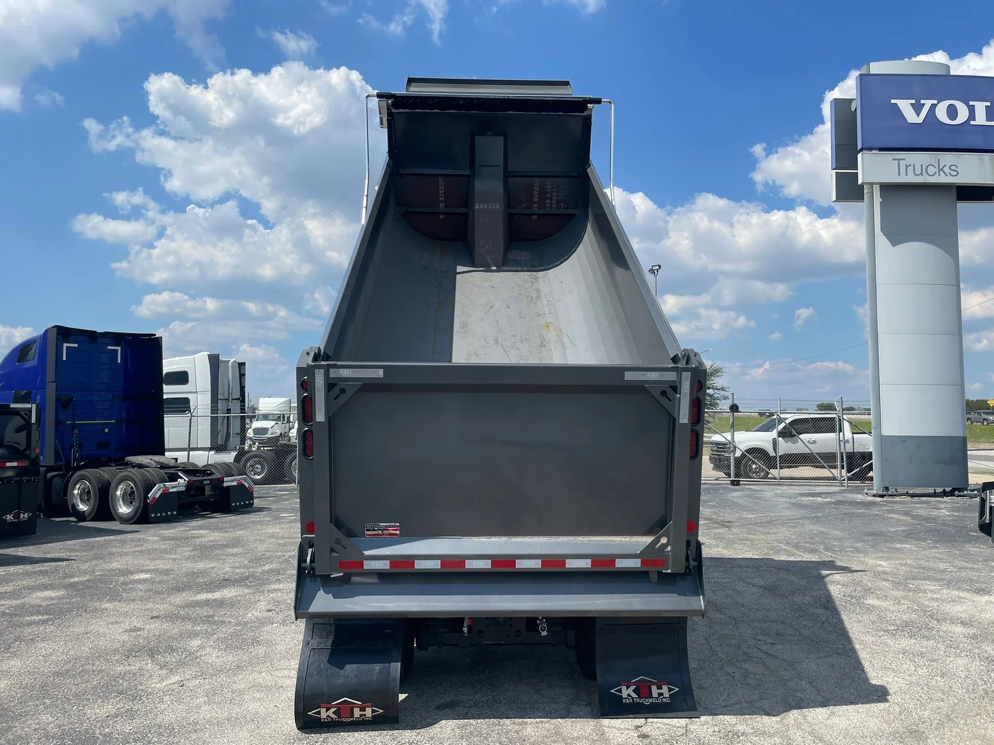 2025 Volvo VHD 300 in Fort Worth, TX — photo 15
