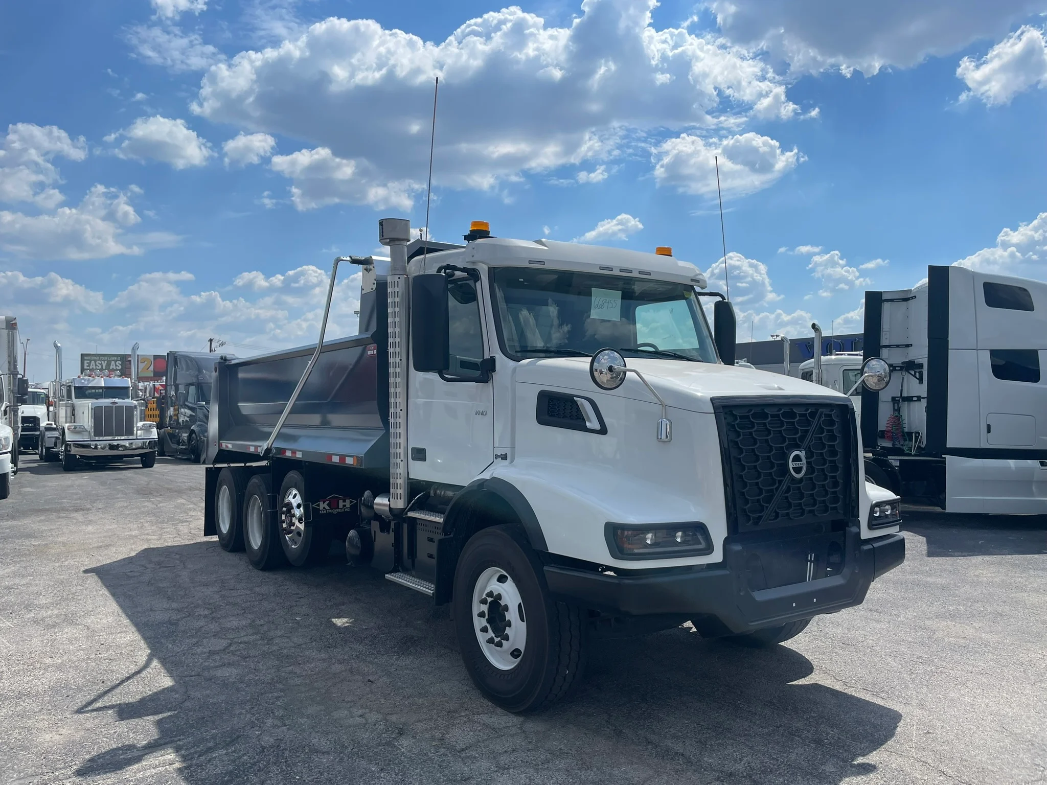 2025 Volvo VHD 300 in Fort Worth, TX — photo 3